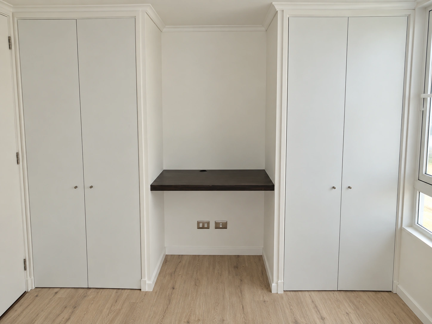 Closets y espacio de escritorio en interior residencial