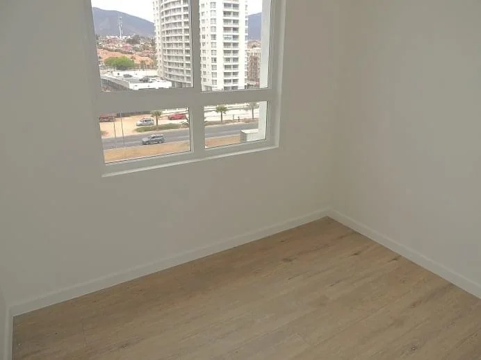 Dormitorio secundario con ventana exterior