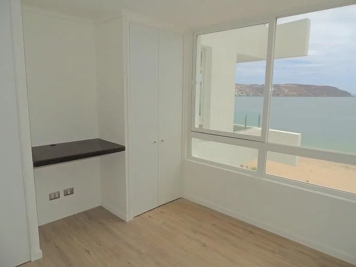 Dormitorio o escritorio con mobiliario integrado y vista al mar
