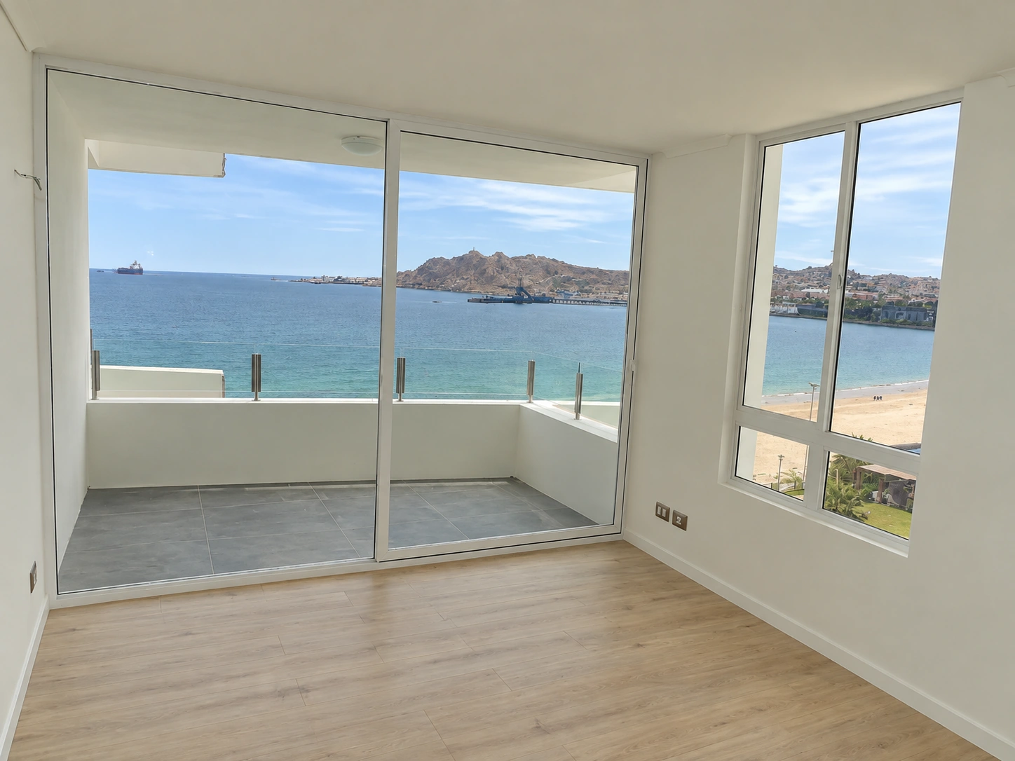 Interior residencial con ventanales y vista al mar