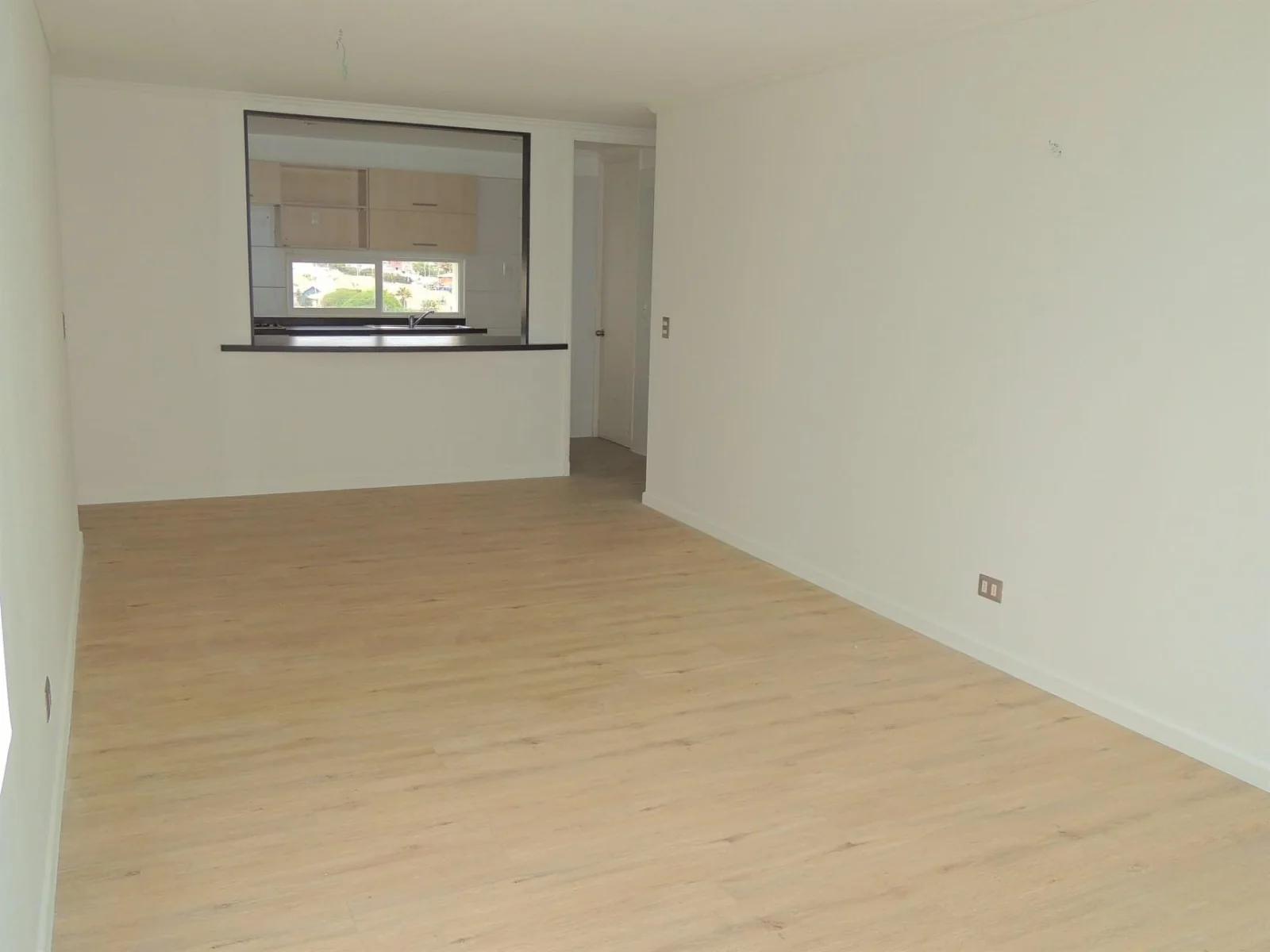 Interior de vivienda con conexión hacia cocina